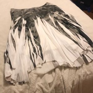 Skirt with asymmetrical hem